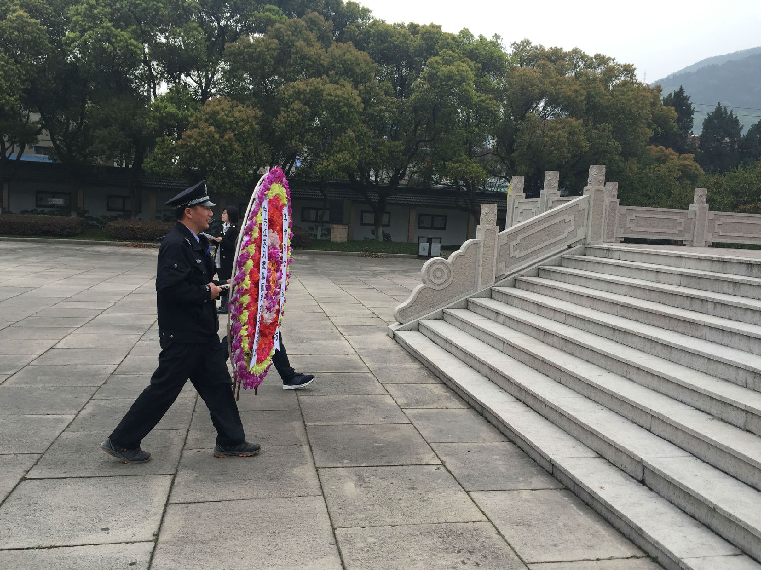 刘潭服装加工厂敬献花圈